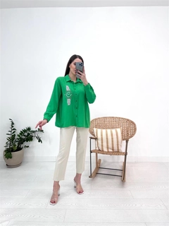 Een kledingmodel uit de groothandel draagt ELS10038 - Clock Patterned Stone Shirt - Green, Turkse groothandel Shirt van Elisa