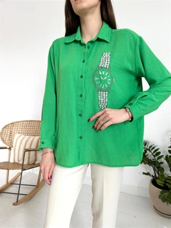 Una modelo de ropa al por mayor lleva ELS10038 - Clock Patterned Stone Shirt - Green, Camisa turco al por mayor de Elisa