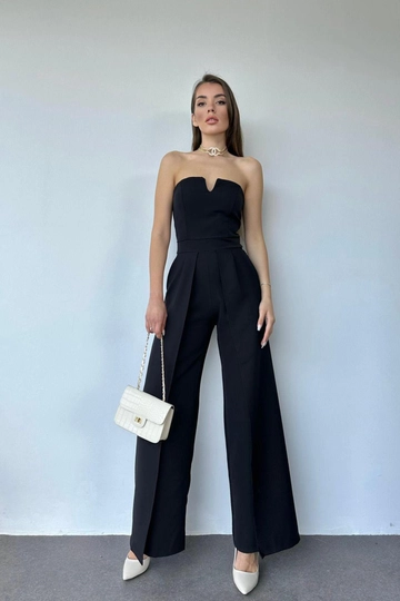 Bir model, Elisa toptan giyim markasının  Yırtmaç Detaylı Straplez Tulum - Siyah
 toptan Tulum ürününü sergiliyor.