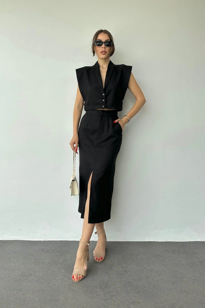 Ein Bekleidungsmodell aus dem Großhandel trägt ELS10105 - Vest & Skirt Suit With Front And Side Buttons - Black, türkischer Großhandel Anzug von Elisa