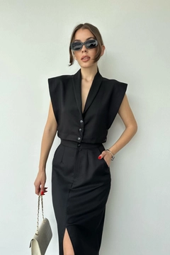 Ein Bekleidungsmodell aus dem Großhandel trägt ELS10105 - Vest & Skirt Suit With Front And Side Buttons - Black, türkischer Großhandel Anzug von Elisa