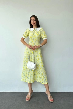 Ένα μοντέλο χονδρικής πώλησης ρούχων φοράει ELS10113 - Bib Collar Floral Pattern Dress - Yellow, τούρκικο Φόρεμα χονδρικής πώλησης από Elisa