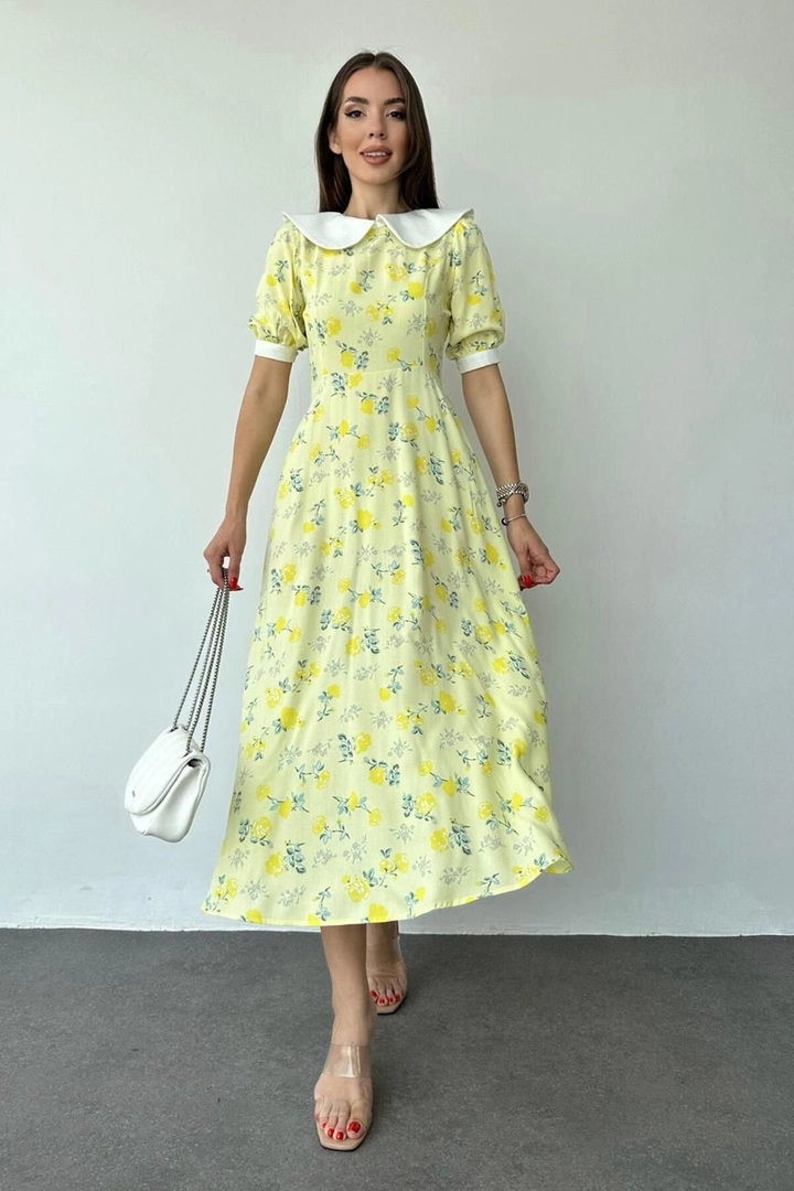 Ein Bekleidungsmodell aus dem Großhandel trägt ELS10113 - Bib Collar Floral Pattern Dress - Yellow, türkischer Großhandel Kleid von Elisa