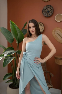 Una modella di abbigliamento all'ingrosso indossa ELS10127 - One-Shoulder Halter Dress - Blue, vendita all'ingrosso turca di Vestito di Elisa