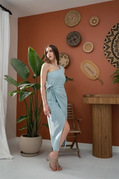 Bir model, Elisa toptan giyim markasının ELS10127 - One-Shoulder Halter Dress - Blue toptan Elbise ürününü sergiliyor.