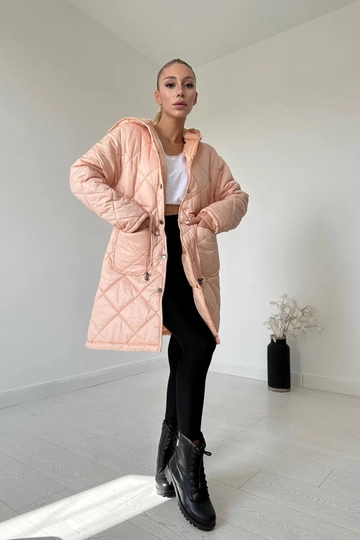 Bir model, Elisa toptan giyim markasının  Kapüşonlu Şişme Mont - Pudra
 toptan Kaban ürününü sergiliyor.