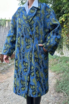 Una modelo de ropa al por mayor lleva els10563-jacquard-tweed-coat-navy-blue, Abrigo turco al por mayor de Elisa
