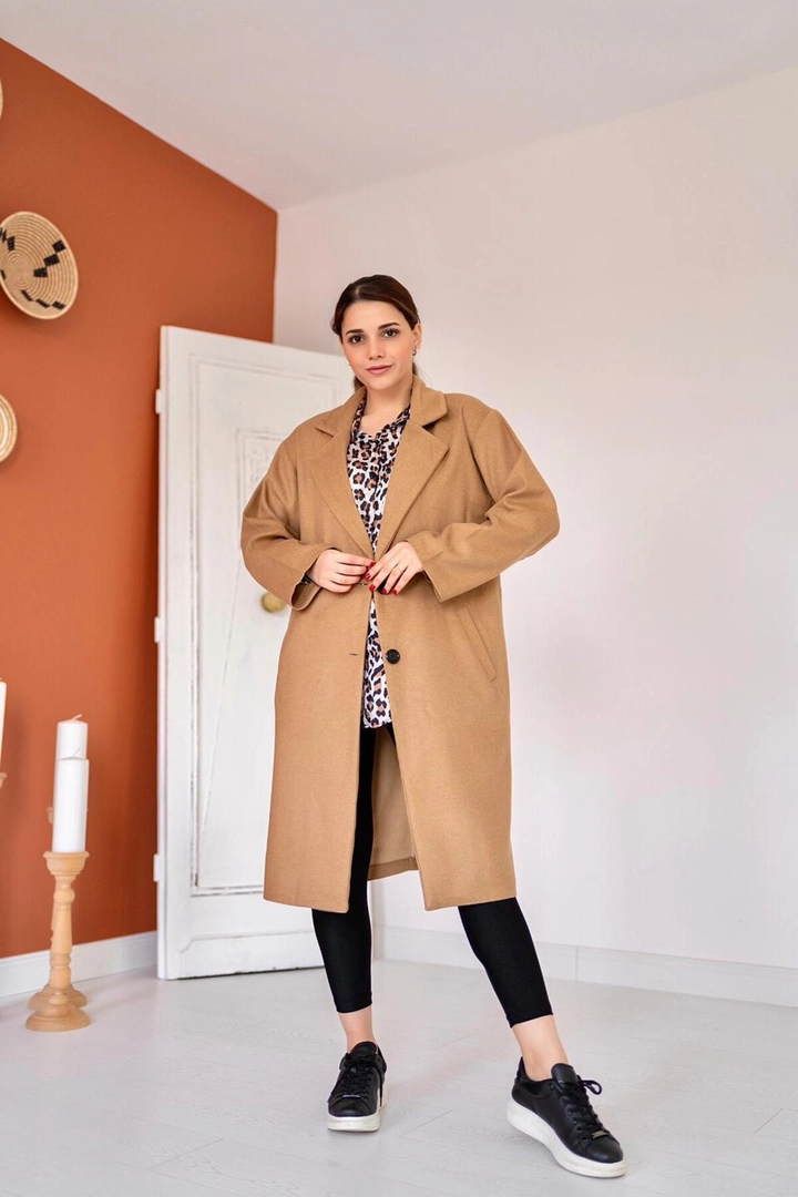 A wholesale clothing model wears els10567-coat-tan, Turkish wholesale Coat of Elisa