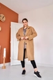 Ένα μοντέλο χονδρικής πώλησης ρούχων φοράει els10567-coat-tan, τούρκικο  χονδρικής πώλησης από 