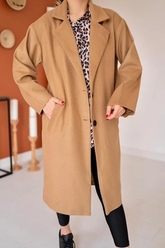 Una modelo de ropa al por mayor lleva els10567-coat-tan, Abrigo turco al por mayor de Elisa