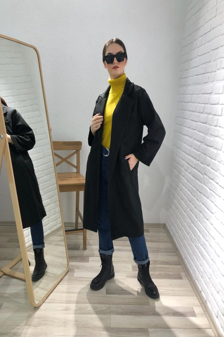 Ένα μοντέλο χονδρικής πώλησης ρούχων φοράει els10568-coat-black, τούρκικο Σακάκι χονδρικής πώλησης από Elisa