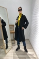 Een kledingmodel uit de groothandel draagt els10568-coat-black, Turkse groothandel  van 