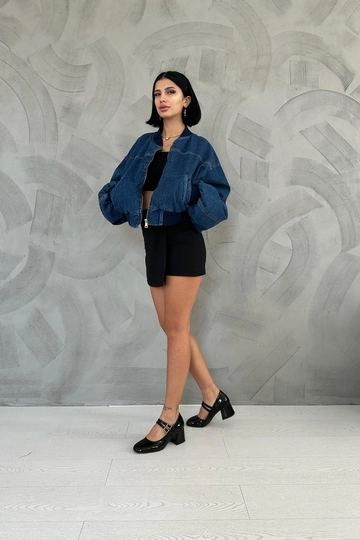 Hurtowa modelka nosi  Kurtka bomberka jeansowa - niebieska
, turecka hurtownia Jeansowa kurtka firmy Elisa