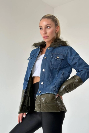 Een kledingmodel uit de groothandel draagt  Gewatteerd denim jack - Groen en blauw
, Turkse groothandel Spijkerjasje van Elisa