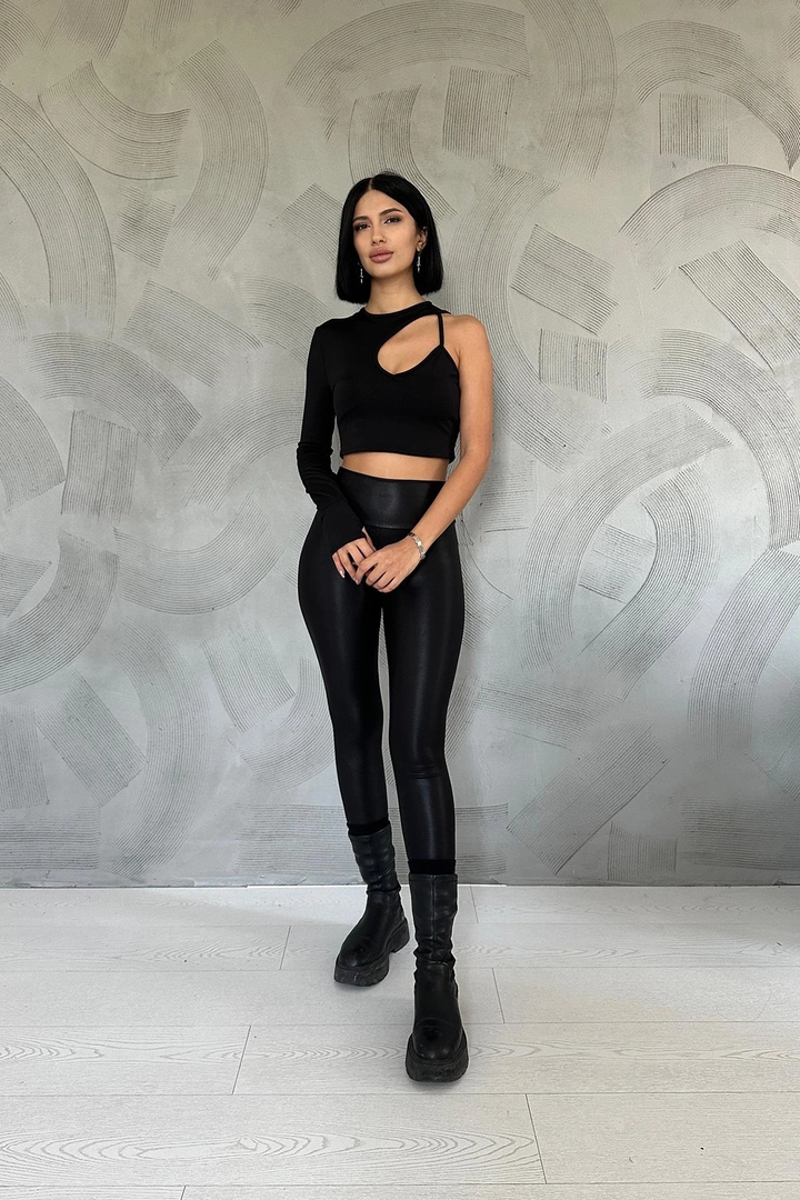 A wholesale clothing model wears els10615-asymmetrical-crop-black, Turkish wholesale Bustier of Elisa