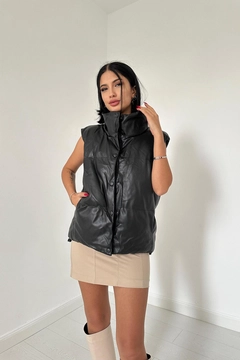 A wholesale clothing model wears els10767-inflatable-leather-vest-black, Turkish wholesale Vest of Elisa
