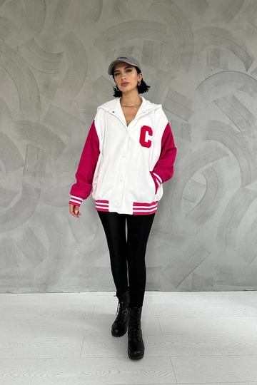 Ένα μοντέλο χονδρικής πώλησης ρούχων φοράει  Κολλεγιακό Παλτό Με Κουκούλα - Εκρού
, τούρκικο Φούτερ με κουκούλα χονδρικής πώλησης από Elisa