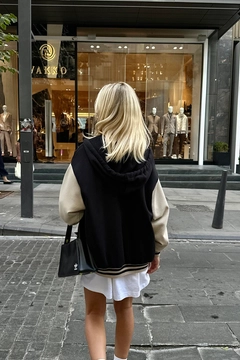 A wholesale clothing model wears els10720-hooded-college-coat-black, Turkish wholesale Jacket of Elisa