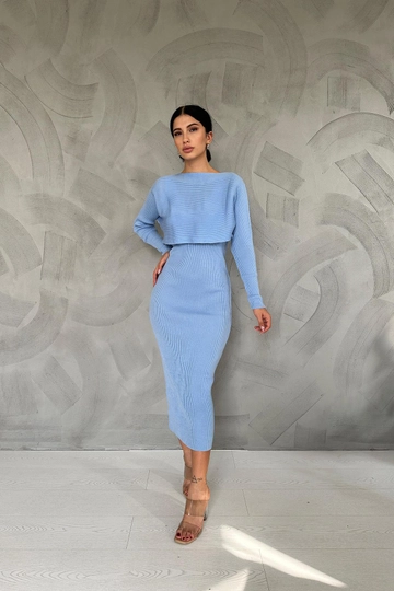 Ένα μοντέλο χονδρικής πώλησης ρούχων φοράει  Πλεκτό Σετ Μπλούζα Και Φόρεμα - Μπλε
, τούρκικο Ταγέρ χονδρικής πώλησης από Elisa