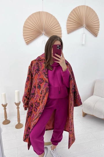 Bir model, Elisa toptan giyim markasının  Jakar Tüvit Kaban - Oranj
 toptan Kaban ürününü sergiliyor.