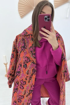 Ein Bekleidungsmodell aus dem Großhandel trägt els10952-jacquard-tweed-coat-orange, türkischer Großhandel Mantel von Elisa
