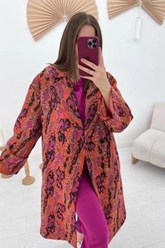 Ένα μοντέλο χονδρικής πώλησης ρούχων φοράει els10952-jacquard-tweed-coat-orange, τούρκικο Σακάκι χονδρικής πώλησης από Elisa