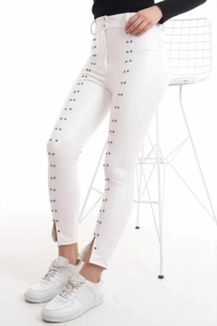 A wholesale clothing model wears els11081-stone-embroidered-leather-leggings-white, Turkish wholesale Leggings of Elisa