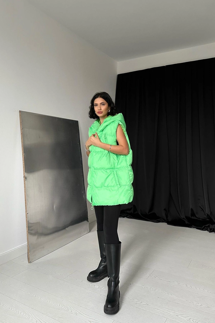 Ein Bekleidungsmodell aus dem Großhandel trägt els11008-hooded-puffer-vest-green, türkischer Großhandel Weste von Elisa