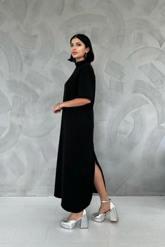 Una modella di abbigliamento all'ingrosso indossa els11168-slit-detailed-collar-dress-black, vendita all'ingrosso turca di Vestito di Elisa