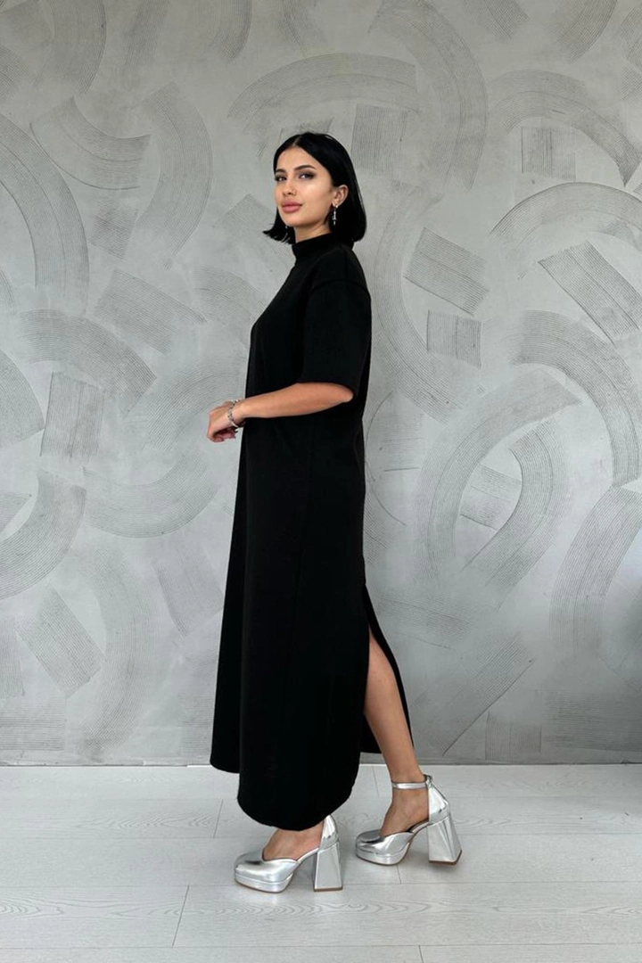 Una modelo de ropa al por mayor lleva els11168-slit-detailed-collar-dress-black, Vestido turco al por mayor de Elisa