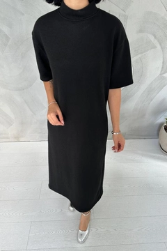 Una modelo de ropa al por mayor lleva els11168-slit-detailed-collar-dress-black, Vestido turco al por mayor de Elisa
