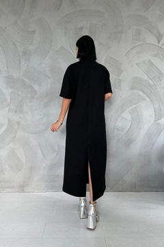 Bir model, Elisa toptan giyim markasının els11168-slit-detailed-collar-dress-black toptan Elbise ürününü sergiliyor.