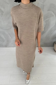 Ein Bekleidungsmodell aus dem Großhandel trägt els11169-slit-detailed-collar-dress-beige, türkischer Großhandel Kleid von Elisa