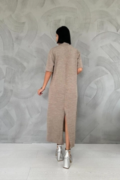 Ένα μοντέλο χονδρικής πώλησης ρούχων φοράει els11169-slit-detailed-collar-dress-beige, τούρκικο Φόρεμα χονδρικής πώλησης από Elisa