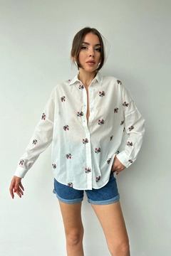 A wholesale clothing model wears els11119-flower-pattern-shirt-red, Turkish wholesale Tunic of Elisa