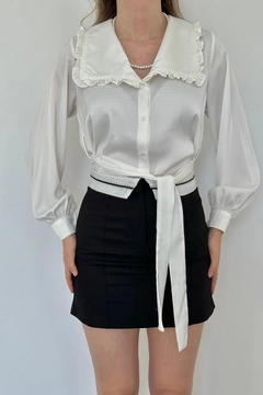 A wholesale clothing model wears els11123-satin-shirt-with-frilly-collar-belt-white, Turkish wholesale Tunic of Elisa