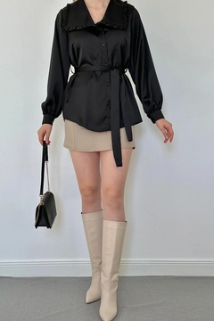 A wholesale clothing model wears els11126-satin-shirt-with-frilly-collar-belt-black, Turkish wholesale Tunic of Elisa
