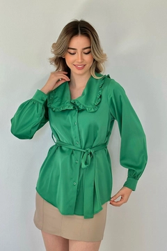 A wholesale clothing model wears els11127-satin-shirt-with-frilly-collar-and-belt-green, Turkish wholesale Tunic of Elisa