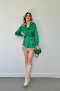A wholesale clothing model wears els11127-satin-shirt-with-frilly-collar-and-belt-green, Turkish wholesale Tunic of Elisa