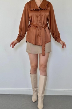 A wholesale clothing model wears els11136-satin-shirt-with-frilly-collar-belt-brown, Turkish wholesale Tunic of Elisa