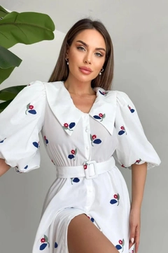 A wholesale clothing model wears els11265-belted-dress-with-flower-motif-on-the-collar-red, Turkish wholesale Dress of Elisa