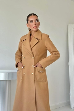 A wholesale clothing model wears els11449-pocket-chain-coat-camel, Turkish wholesale Coat of Elisa