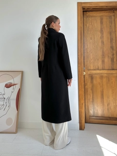 Una modelo de ropa al por mayor lleva els11451-pocket-chain-coat-black, Abrigo turco al por mayor de Elisa