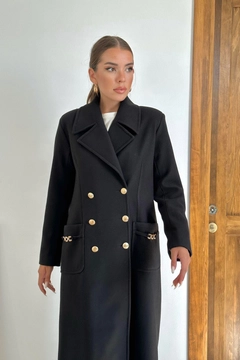 Un mannequin de vêtements en gros porte els11451-pocket-chain-coat-black, Manteau en gros de Elisa en provenance de Turquie