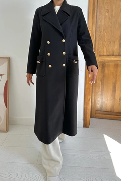 Una modella di abbigliamento all'ingrosso indossa els11451-pocket-chain-coat-black, vendita all'ingrosso turca di Cappotto di Elisa