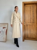 Una modella di abbigliamento all'ingrosso indossa els11466-pocket-chain-coat-beige, vendita all'ingrosso turca di  di 