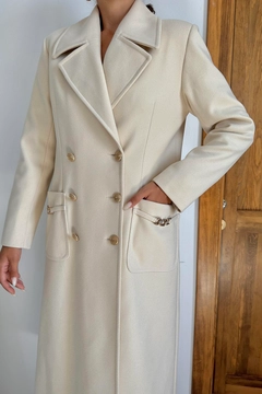 Een kledingmodel uit de groothandel draagt els11466-pocket-chain-coat-beige, Turkse groothandel Jas van Elisa