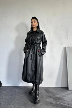 A wholesale clothing model wears els11471-raglan-sleeve-trench-coat-black, Turkish wholesale Trenchcoat of Elisa