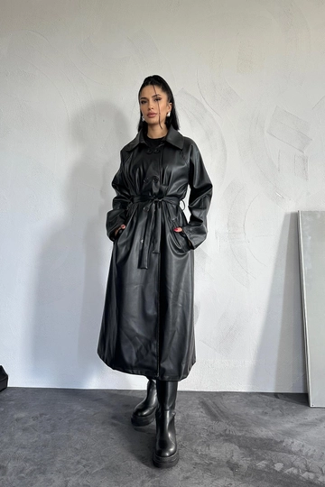 Bir model, Elisa toptan giyim markasının  Reglan Kol Trençkot - Siyah
 toptan Trençkot ürününü sergiliyor.