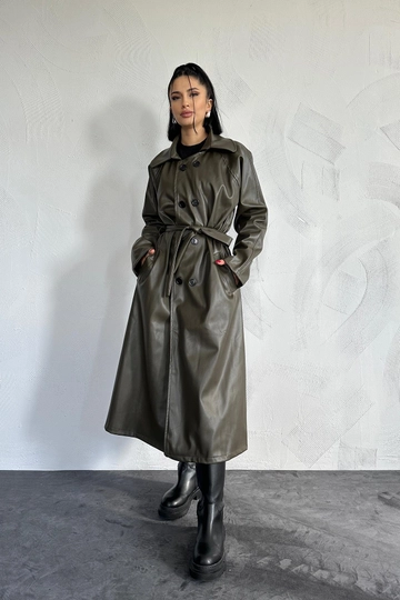 Bir model, Elisa toptan giyim markasının  Reglan Kol Trençkot - Haki
 toptan Trençkot ürününü sergiliyor.